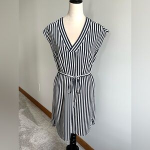 H&M navy blue and ivory stripe dress pull on with tie waist size 8 v neckline